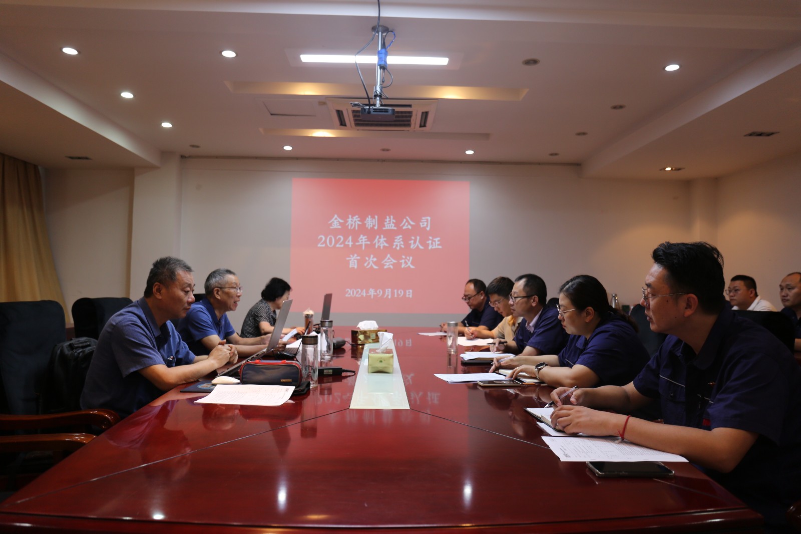 近日，金橋制鹽公司通過北京世標認證中心審核，給予食品安全管理體系、環(huán)境管理體系和職業(yè)健康安全管理體系認證“保持認證資格”的監(jiān)督審核結(jié)論，給予質(zhì)量管理體系認證“再次注冊”的再認證審核結(jié)論。通過審核，是對公司精細化管理成果的檢驗，促進公司內(nèi)控管理水平持續(xù)提升。（李曉月）