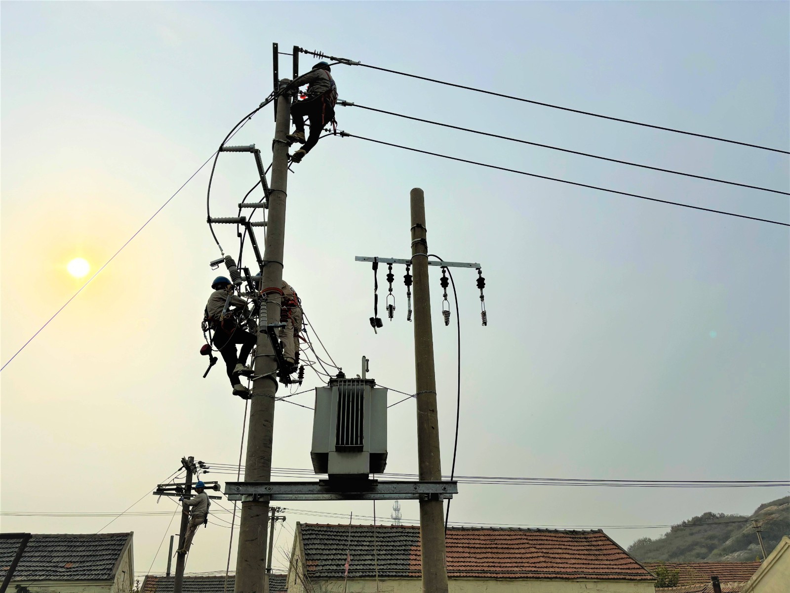 1700812631947004842.jpg 徐南供電所:配變增容改造 居民用電無憂(1).jpg